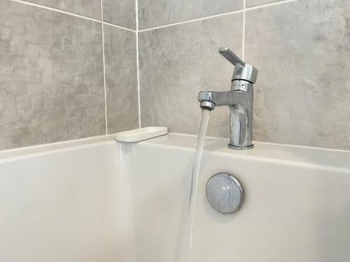 Lovely 2 Bedroom Apartment With Free Parking
