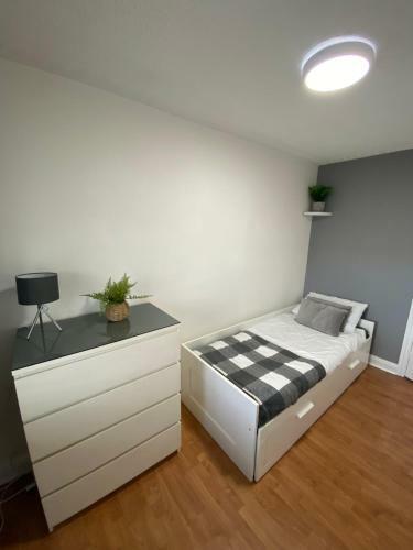 Large Home, Close To Bhx, Nec, Jlr, 4 Double Beds!