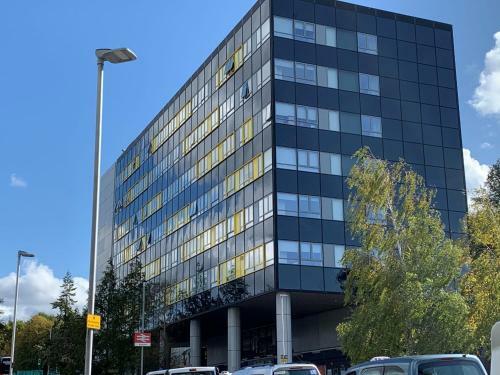 Bracknell Stunning 2 Bedroom And 2 Bathroom Apartment