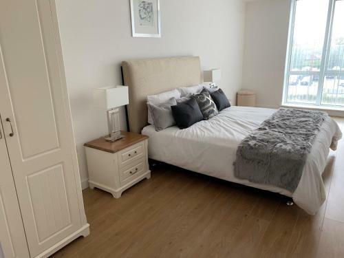 Bracknell Stunning 2 Bedroom And 2 Bathroom Apartment