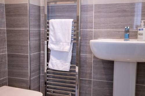 Fantastic Large House With Private Parking