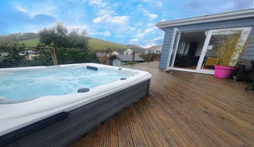 Hillis Braunton Sleeps 8 With Hot Tub Option