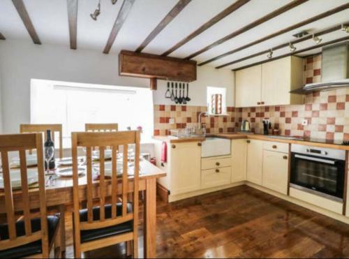 Church Gate Cottage - Bridestowe
