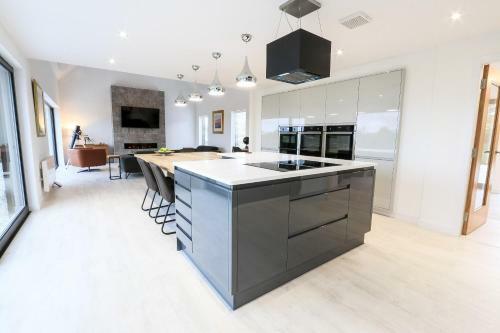 Black Barn Skye - Contemporary 3 Bed / 4 Bath Home