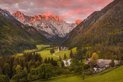 Entire Loft Close To Beautiful Logar Valley