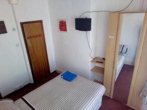 Myroomz Golden Strand Hotel