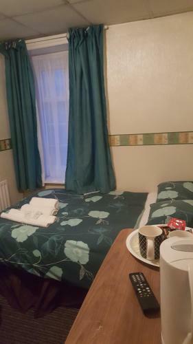 Hostal The Halifax Hotel