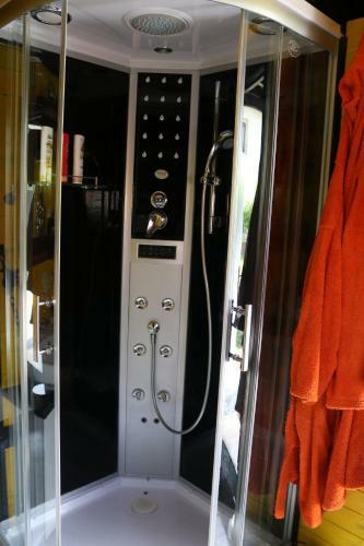 Frenk Cottage 5 Km From The Airport