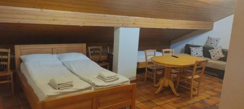 Hostal Apartments And Rooms Na Poljani