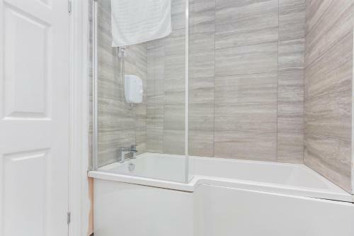 Modern Two Bedroom Apartment Close To The Seafront