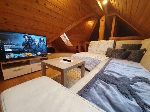 Cosy Spacious Wooden Chalet Na Hrib