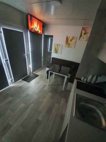 Roof Apartment Art-pe