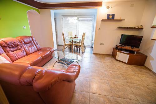 Three Bedroom Apartment With Terrace Ole