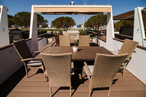 Marina Luxury Houseboat Lavender