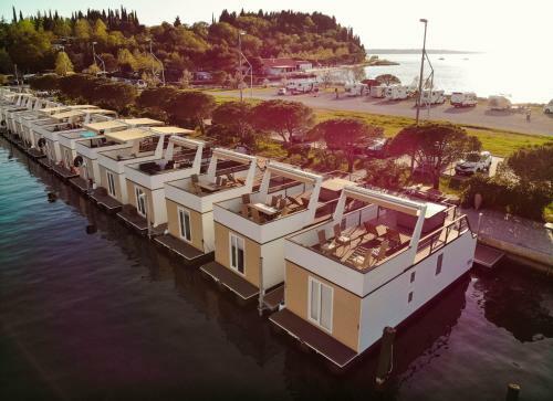 Marina Luxury Houseboat Lavender