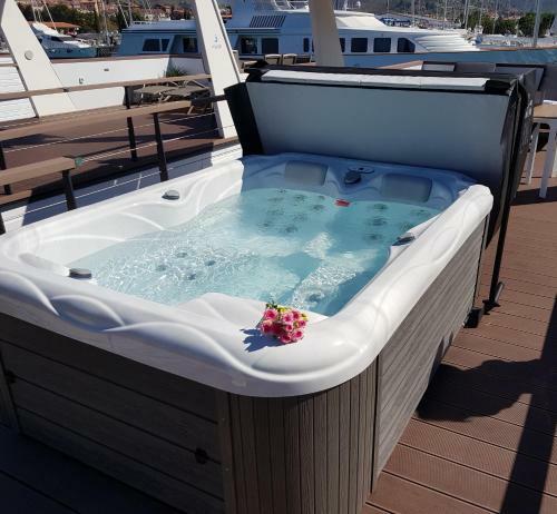 Floating House Marina Royal