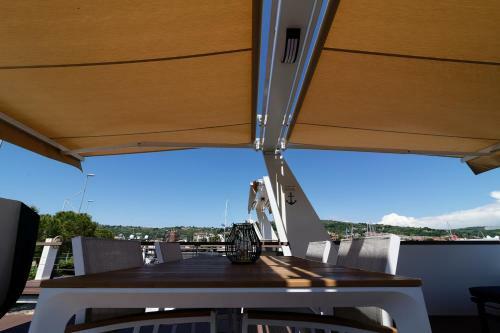Floating House Marina Royal
