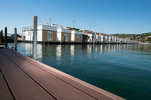 Floating Seahouse Ocean Beauty 1