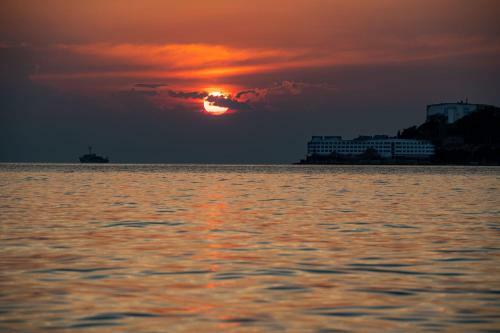 Floating Seahouse Ocean Beauty 1