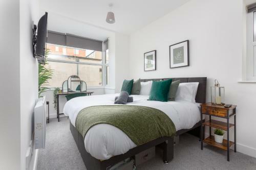 Charles Alexander Short Stay - Charnley House Apartments