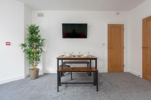 Charles Alexander Short Stay - Charnley House Apartments