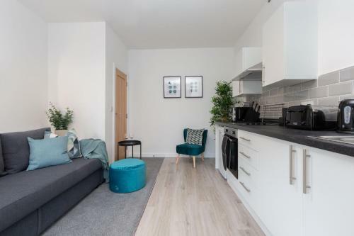 Charles Alexander Short Stay - Charnley House Apartments