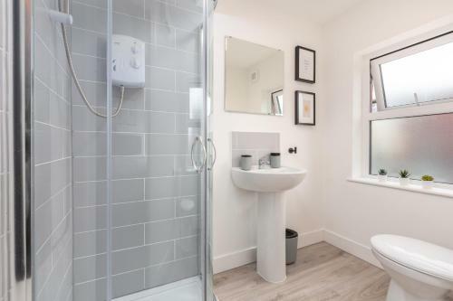 Charles Alexander Short Stay - Charnley House Apartments