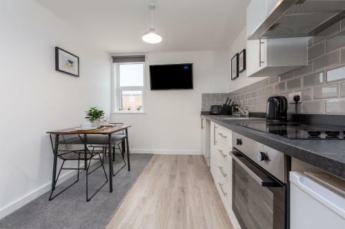 Charles Alexander Short Stay - Charnley House Apartments