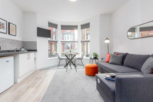 Charles Alexander Short Stay - Charnley House Apartments