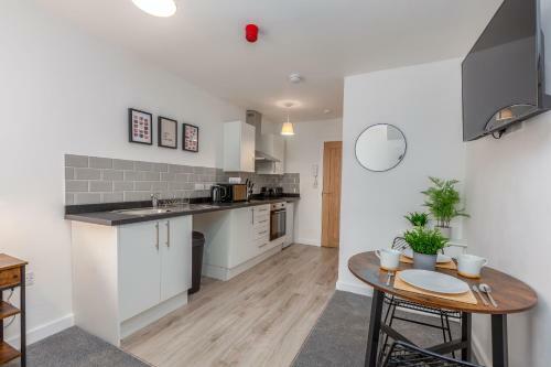 Charles Alexander Short Stay - Charnley House Apartments