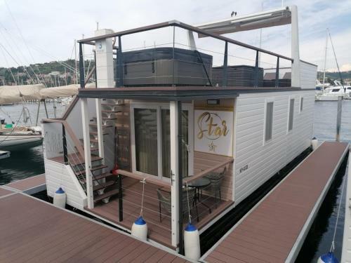 Star 3 Floating House, Marina Portoro?