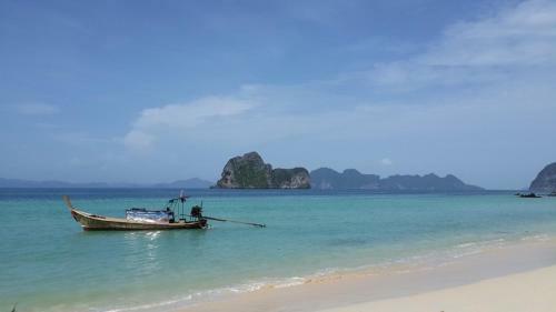 Hotel Thanya Beach Resort