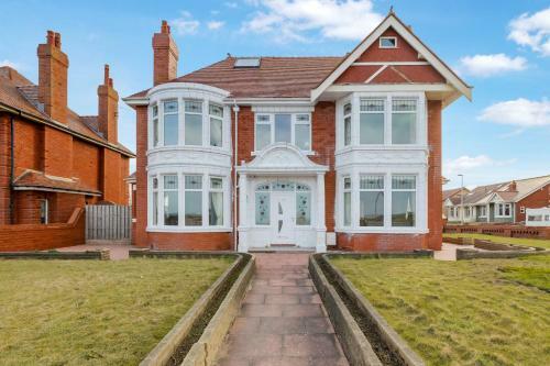 Queens Crest By Sasco Apartments