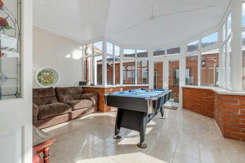 Queens Crest By Sasco Apartments