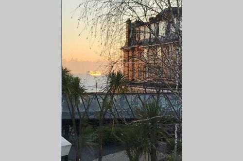 Luxury 2 Beds Apartment By The Sea