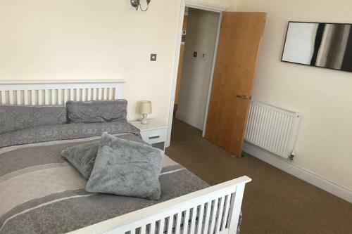 Luxury 2 Beds Apartment By The Sea