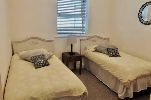 Luxury 2 Beds Apartment By The Sea