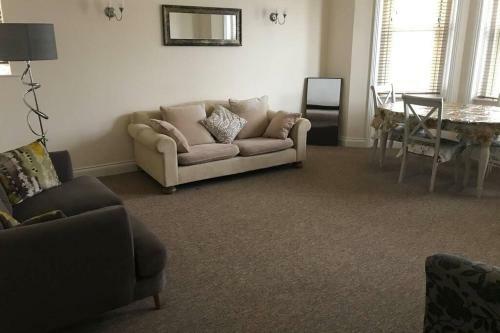 Luxury 2 Beds Apartment By The Sea