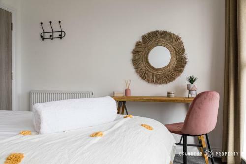 A Romantic Apartment, Balcony & Parking, Close To Beach