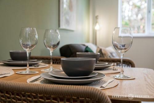 A Romantic Apartment, Balcony & Parking, Close To Beach