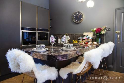 Opulent 2bedroom Apartment, Bournemouth, Parking