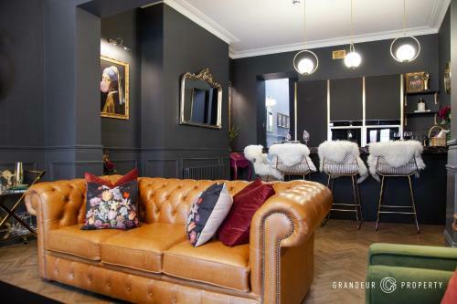 Opulent 2bedroom Apartment, Bournemouth, Parking