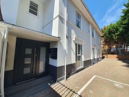 Apartamento Stunning 2 Bed, Close To The Beach With Parking