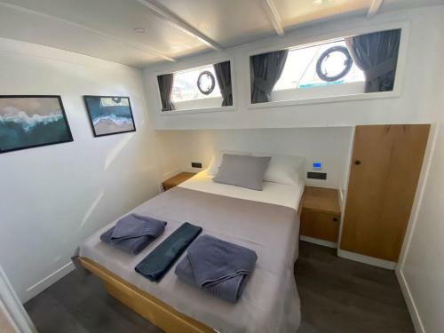 Yacht Room Hotel