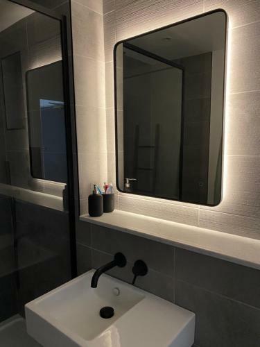 Modern 1-bedroom Apartment In Centre Of Bromley