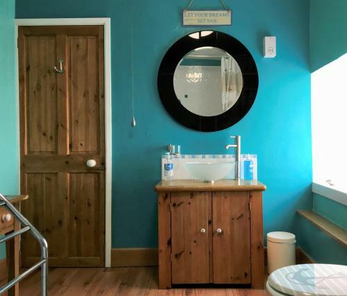 Mariners Cottage With Free Parking, Sea Views & Disney Plus