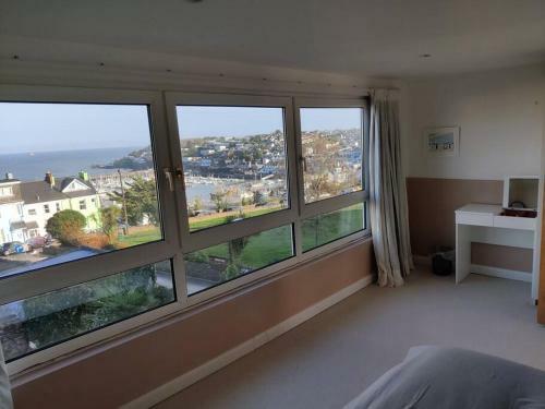 Brixham Home With Sea Views And Open Plan Living