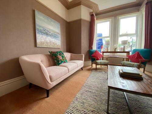 Midhurst - 4 Bedroom Townhouse, Close To Harbour And Beaches