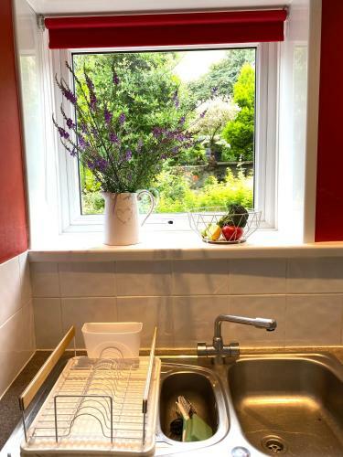 Midhurst - 4 Bedroom Townhouse, Close To Harbour And Beaches