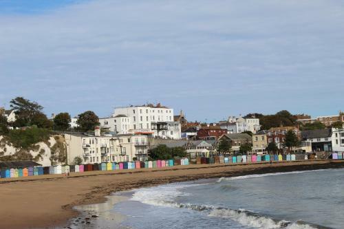 Sea Glimpses With Free Parking And Garden
